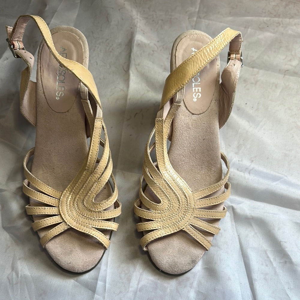 AEROSOLES Tan heeled Sandals with Slingback and Lattice Design 8.5